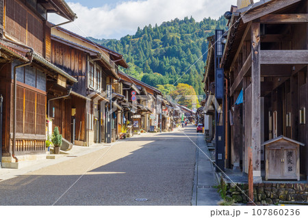 岩村城下町　岩村町本通りの町並み（岐阜県恵那市） 107860236