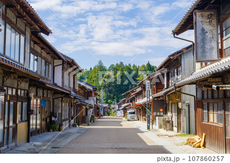 岩村城下町 岩村町本通りの町並み(岐阜県恵那市) 岩村城下町 岩村町本通りの町並み(岐阜県恵那市) 107860257