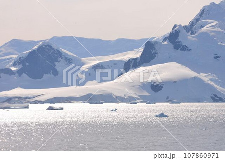 地球最後の秘境　南極半島の絶景 107860971