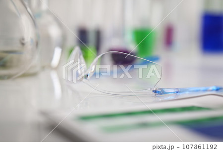 Protective surgical goggles for operation or chemical investigation 107861192