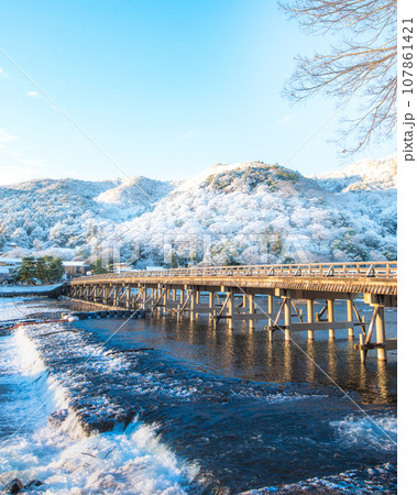 京都 渡月橋 雪景色  107861421