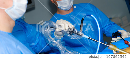 Selective focus on the hand of a surgeon operating a laparoscopic manipulator. 107862542