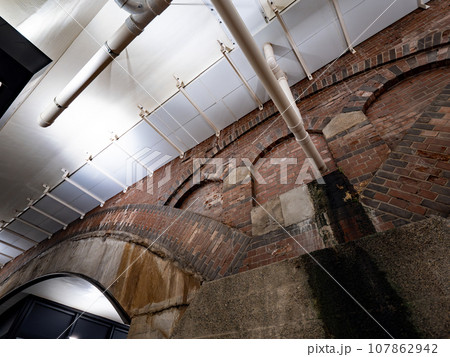 高架橋建設当時のまま保存されている【HIBIYA OKUROJI】のレンガの内壁 107862942