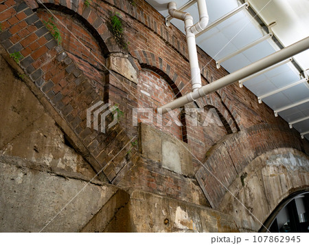 高架橋建設当時のまま保存されている【HIBIYA OKUROJI】のレンガの内壁 高架橋建設当時のまま保存されている【HIBIYA OKUROJI】のレンガの内壁 107862945