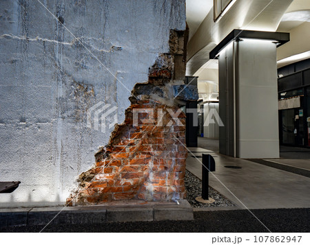 高架橋建設当時のまま保存されている【HIBIYA OKUROJI】のレンガの内壁 107862947