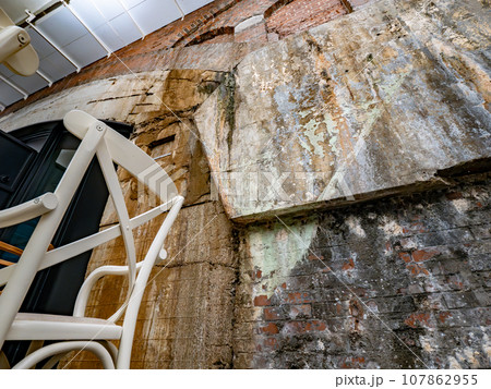 高架橋建設当時のまま保存されている【HIBIYA OKUROJI】のレンガの内壁 107862955