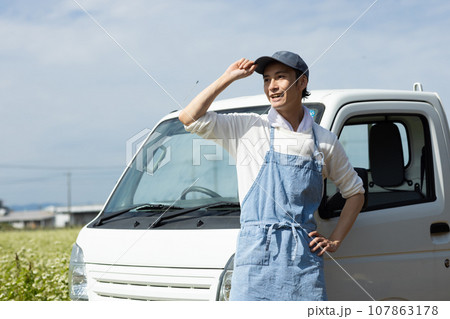 野菜を配達する男性 107863178