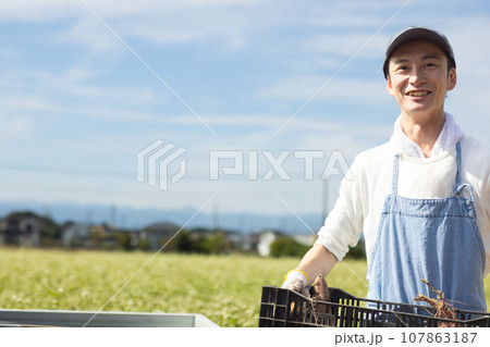 野菜を配達する男性 野菜を配達する男性 107863187