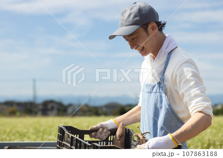 野菜を配達する男性 107863188