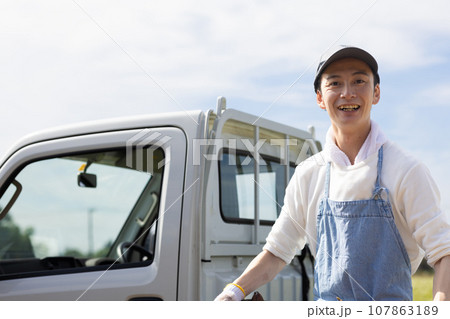 野菜を配達する男性 野菜を配達する男性 107863189