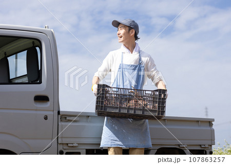 野菜を配達する男性 107863257