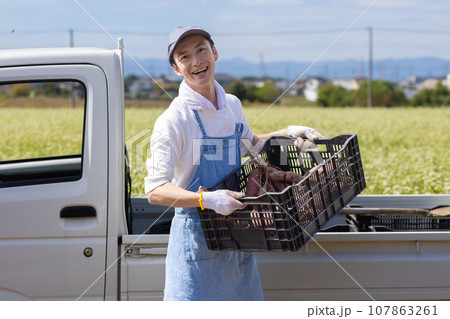 野菜を配達する男性 野菜を配達する男性 107863261
