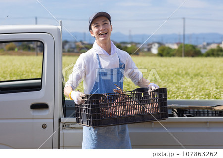 野菜を配達する男性 野菜を配達する男性 107863262