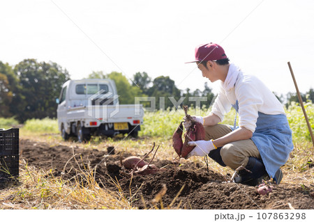 畑を耕す若い男性 畑を耕す若い男性 107863298