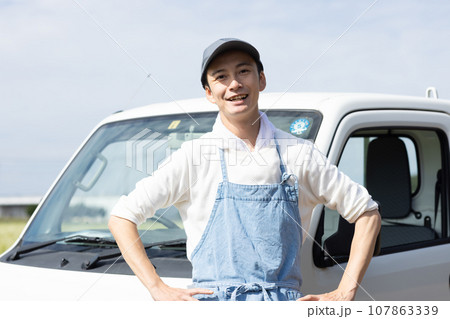 軽トラックを運転する男性 107863339