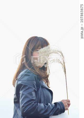 ススキの穂を持つ女性 ススキの穂を持つ女性 107863675