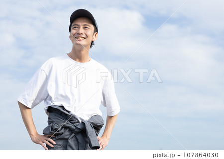 つなぎをきた爽やかな笑顔の男性 107864030