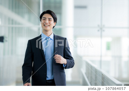 スーツを着た若い男性　 107864057