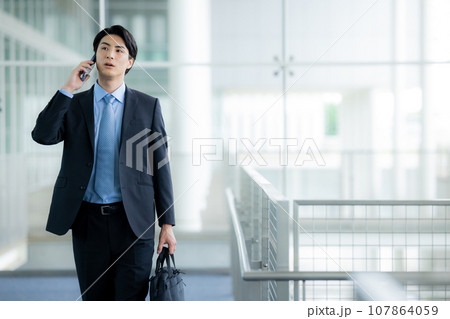 スーツを着た若い男性 スーツを着た若い男性 107864059