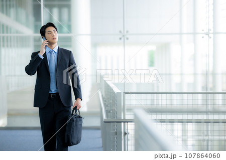 スーツを着た若い男性 スーツを着た若い男性 107864060