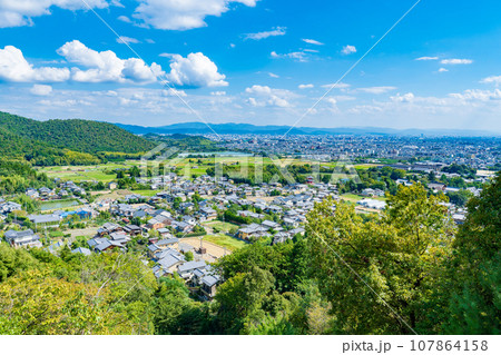 嵯峨天皇陵の参道から見渡す京都市北部の街並み 107864158