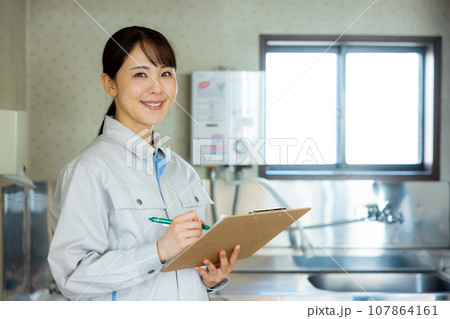 作業服の女性　ガス機器 107864161