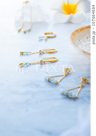 天然石とラインストーンのアクセサリー　揺れるピアス 107864684