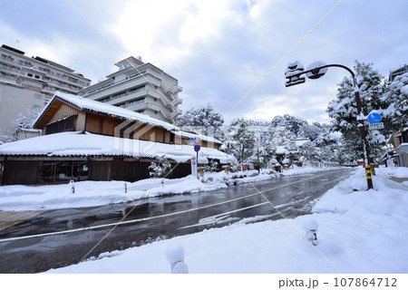 雪の積もった加賀温泉郷 雪の積もった加賀温泉郷 107864712