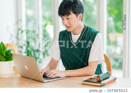 リビングで自習する男子高校生 107865022