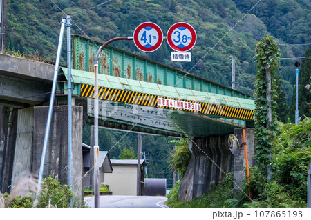 高架橋と高架下の道路 107865193