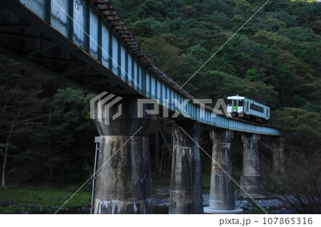 紅葉が始まるJR山田線沿線を走るキハ110系気動車_2023/10/8撮影 107865316