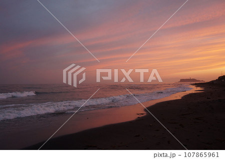 黄昏の海岸と江ノ島の写真素材 [107865961] - PIXTA