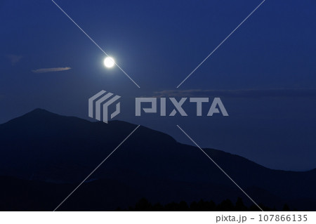 城ヶ岳の上の中秋の名月(大分県由布市 蛇越展望所) 城ヶ岳の上の中秋の名月(大分県由布市 蛇越展望所) 107866135