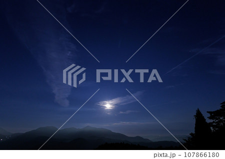 城ヶ岳の上の中秋の名月(大分県由布市 蛇越展望所) 城ヶ岳の上の中秋の名月(大分県由布市 蛇越展望所) 107866180