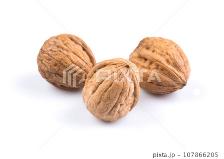 Dried walnut 107866205