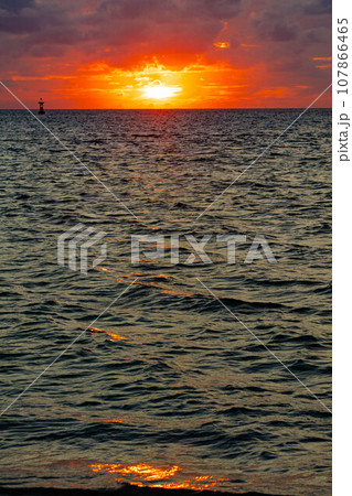 海に沈む夕日 海に沈む夕日 107866465