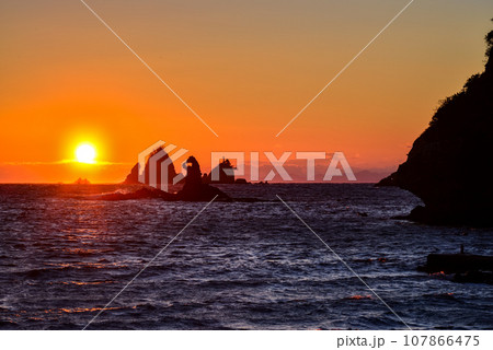 (静岡県)西伊豆・大田子海岸の夕陽 (静岡県)西伊豆・大田子海岸の夕陽 107866475