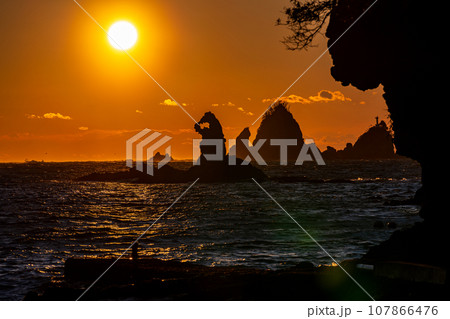 （静岡県）西伊豆・大田子海岸の夕陽 107866476