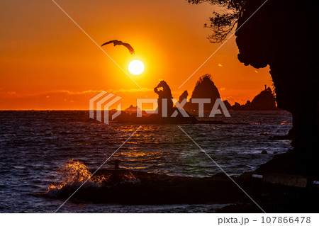 (静岡県)西伊豆・大田子海岸の夕陽 (静岡県)西伊豆・大田子海岸の夕陽 107866478