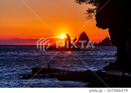 (静岡県)西伊豆・大田子海岸の夕陽 (静岡県)西伊豆・大田子海岸の夕陽 107866479