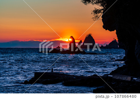 （静岡県）西伊豆・大田子海岸の夕陽 107866480