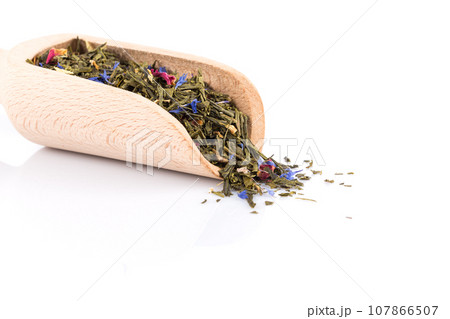 Flavoured green tea isolated 107866507