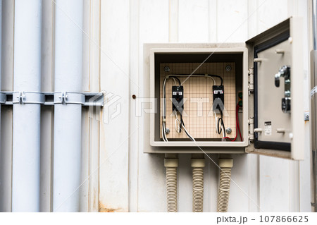 屋外用小型ボックス　エアコン安全ブレーカー 107866625