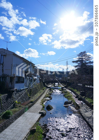 温泉街の川 温泉街の川 107866665