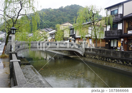 城崎温泉の風情ある石橋 107866666