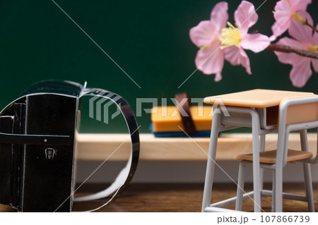 桜とランドセルと黒板で教室のイメージ 107866739
