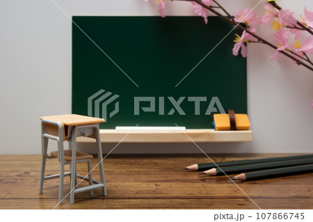 桜と教室のイメージ(鉛筆と机) 107866745