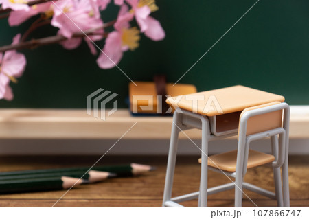 桜と教室のイメージ(鉛筆と机) 107866747