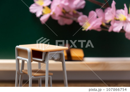 桜と教室のイメージ(黒板と机) 107866754