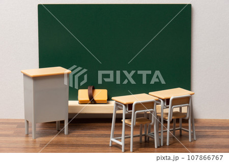 教室のイメージ(教卓と机と黒板) 107866767